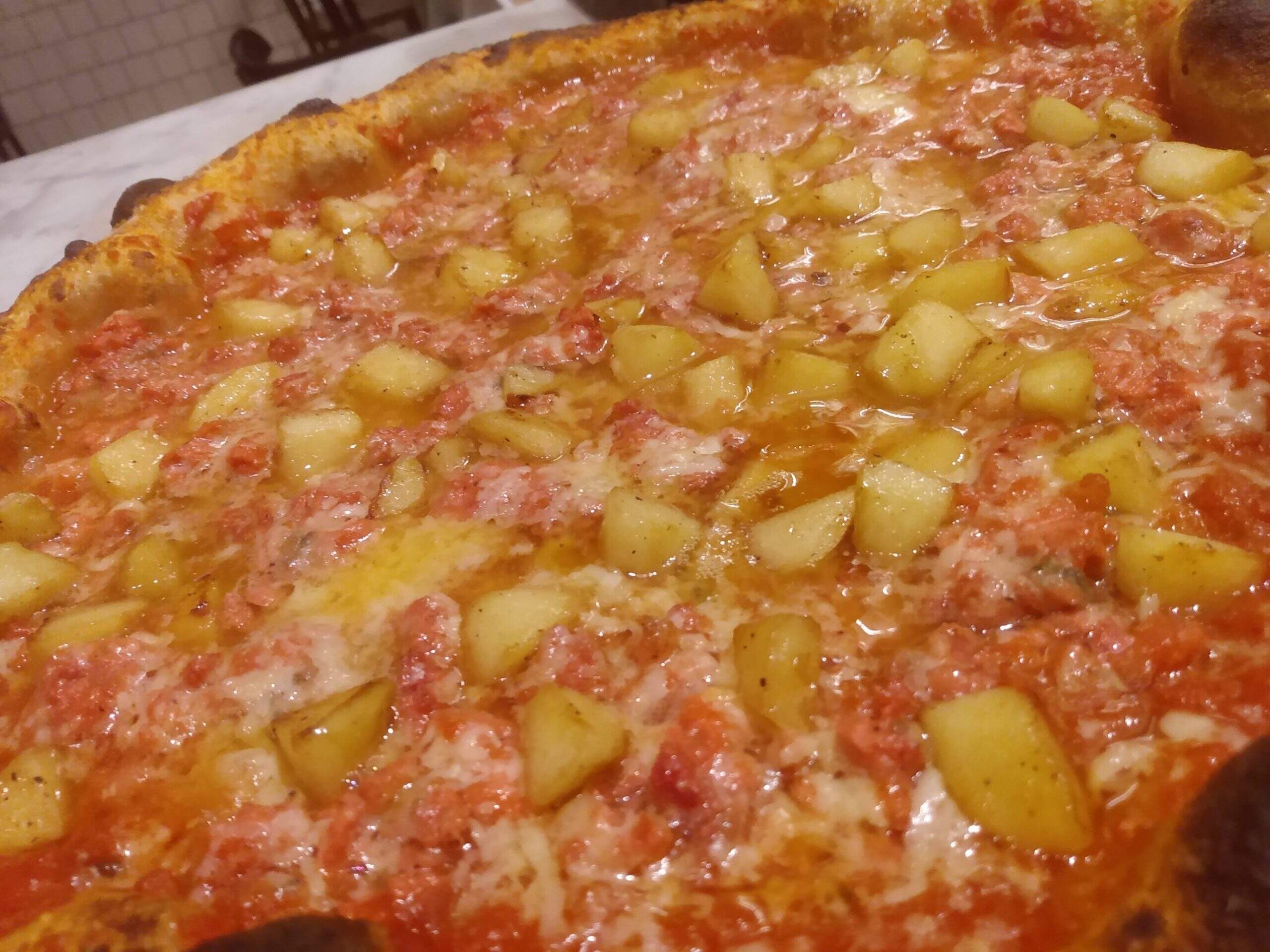 Pizza de Maçã, Gorgonzola e Calabresa - Massa Madre Blog